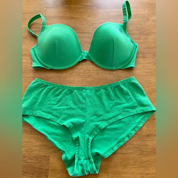 Green Bra ☘️ (comes with 2 boyshorts) - Picture 2 of 7